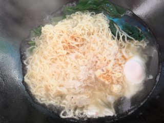 菠菜鸡蛋面的做法步骤：5