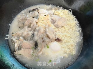 鱼汤面的做法步骤：5