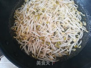 香菇银芽油豆腐的做法步骤：1