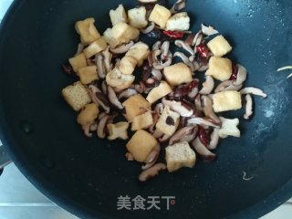 香菇银芽油豆腐的做法步骤：5