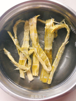 笋干红烧肉的做法步骤：1