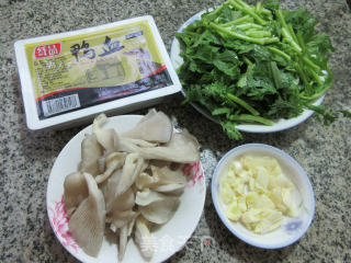 平菇茼蒿煮鸭血的做法步骤：1