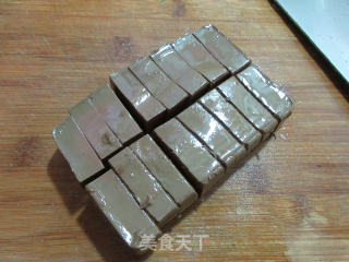 平菇茼蒿煮鸭血的做法步骤：2