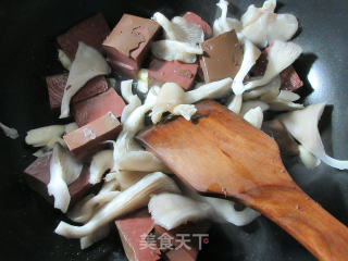 平菇茼蒿煮鸭血的做法步骤：4