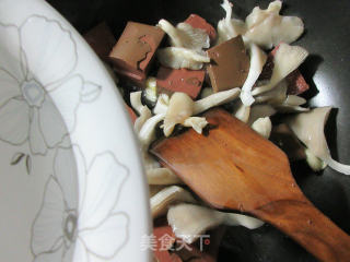 平菇茼蒿煮鸭血的做法步骤：5