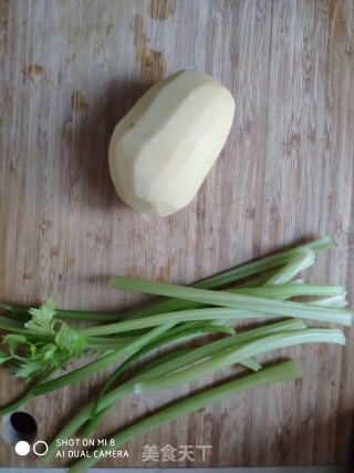 芹菜炒土豆条的做法步骤：1