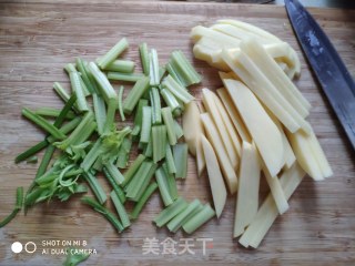 芹菜炒土豆条的做法步骤：2