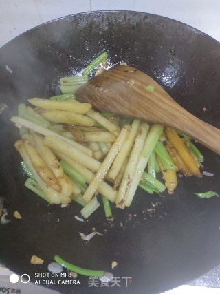 芹菜炒土豆条的做法步骤：7