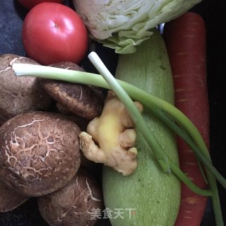 小木耳炒时蔬的做法步骤：1