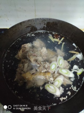 清炖鸡肉的做法步骤：2