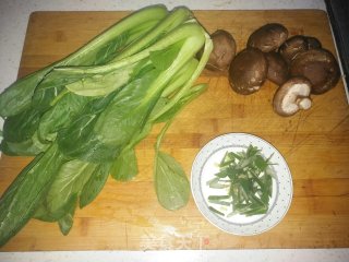 香菇炒油菜的做法步骤：1