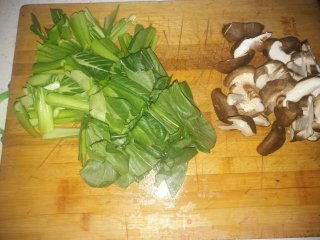 香菇炒油菜的做法步骤：2