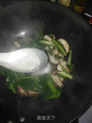 香菇炒油菜的做法步骤：7