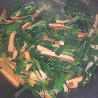 香干炒蒜苗的做法步骤：4