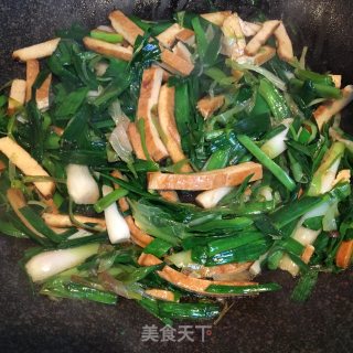 香干炒蒜苗的做法步骤：6