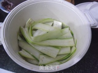 番茄瓜片汤的做法步骤：2