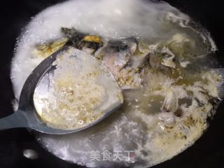 鲫鱼松茸汤的做法步骤：6