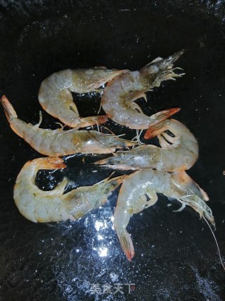 萝卜鲜虾热汤面的做法步骤：2