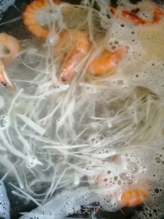 萝卜鲜虾热汤面的做法步骤：5
