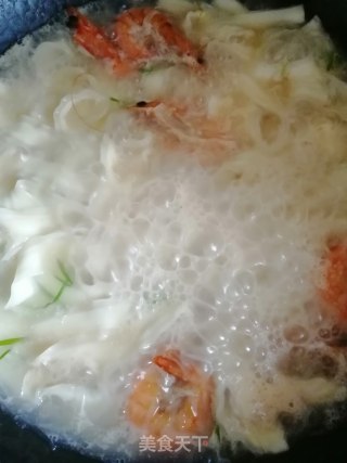 萝卜鲜虾热汤面的做法步骤：7