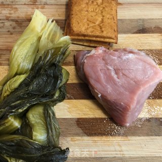 酸菜香干肉丝面的做法步骤：1