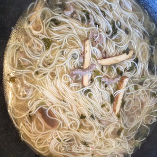 酸菜香干肉丝面的做法步骤：7
