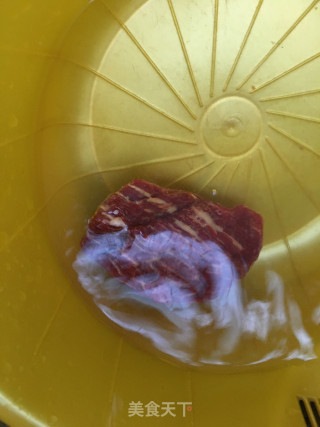 野葱炒牛肉的做法步骤：1
