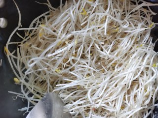 绿豆芽炒海带丝的做法步骤：4