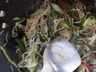 绿豆芽炒海带丝的做法步骤：7