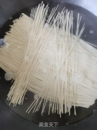 香菇肉酱拌面的做法步骤：2