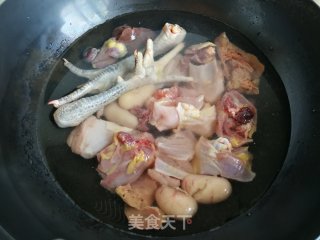 黄花菜板栗炖鸡汤的做法步骤：3