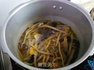 黄花菜板栗炖鸡汤的做法步骤：6