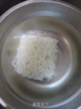 香菇鸡汤米粉的做法步骤：1