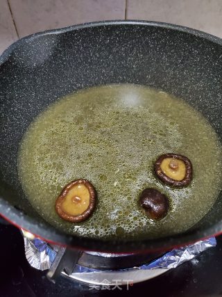 香菇鸡汤米粉的做法步骤：4