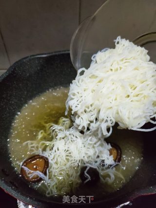 香菇鸡汤米粉的做法步骤：6