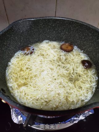 香菇鸡汤米粉的做法步骤：7