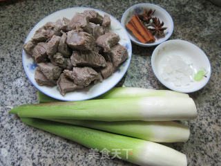 茭白烧牛肉的做法步骤：1