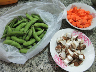 香菇胡萝卜炒毛豆的做法步骤：1