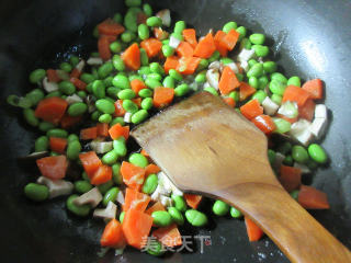 香菇胡萝卜炒毛豆的做法步骤：7