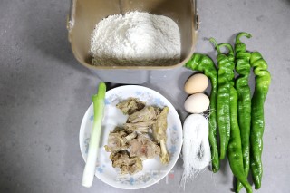 老鸭肉辣椒粉丝饺子的做法步骤：1