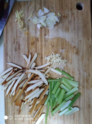 豆干炒芹菜的做法步骤：2