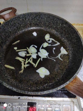 豆干炒芹菜的做法步骤：3