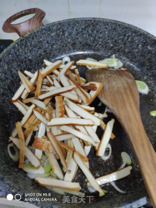 豆干炒芹菜的做法步骤：4