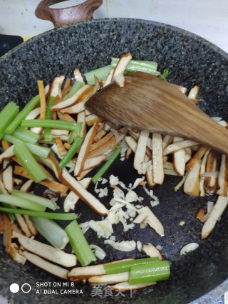 豆干炒芹菜的做法步骤：6