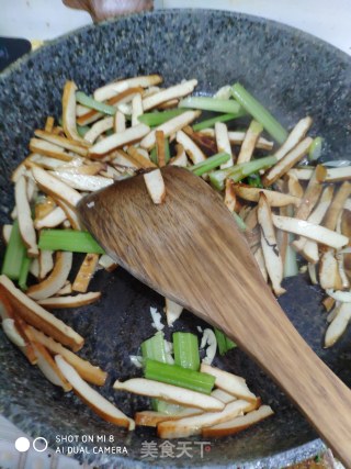 豆干炒芹菜的做法步骤：7