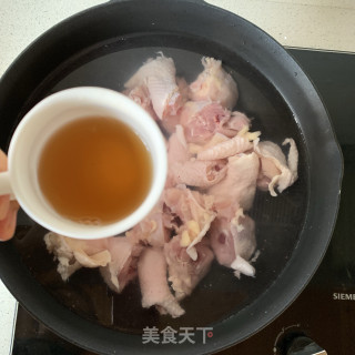 香菇炖鸡腿的做法步骤：2