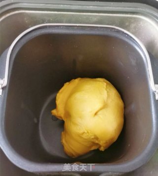 南瓜豆沙花朵面包????????????的做法步骤：6
