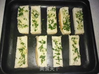 葱蒜香土司片的做法步骤：4