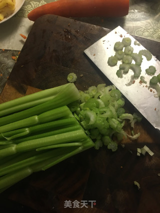 猪肉芹菜水饺的做法步骤：1