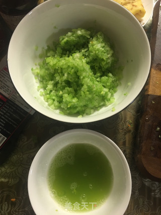 猪肉芹菜水饺的做法步骤：2